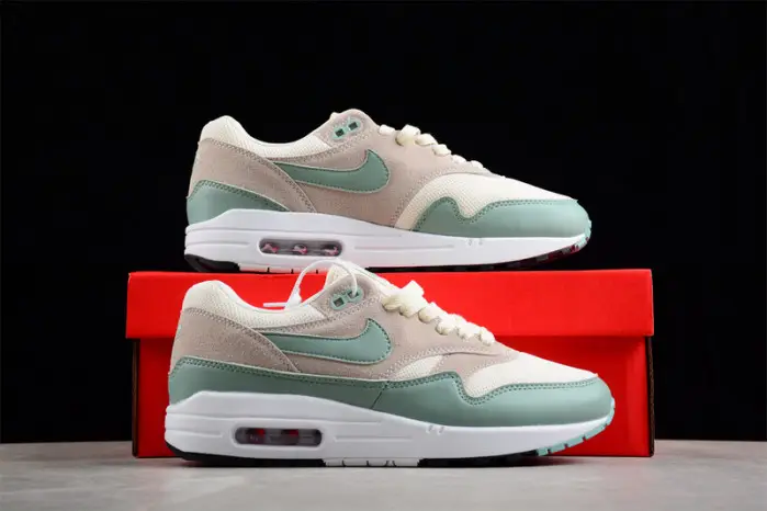 NIKE AIR MAX 1 