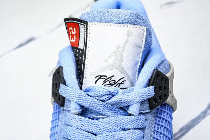 Jordan 4 Retro  "University Blue" 