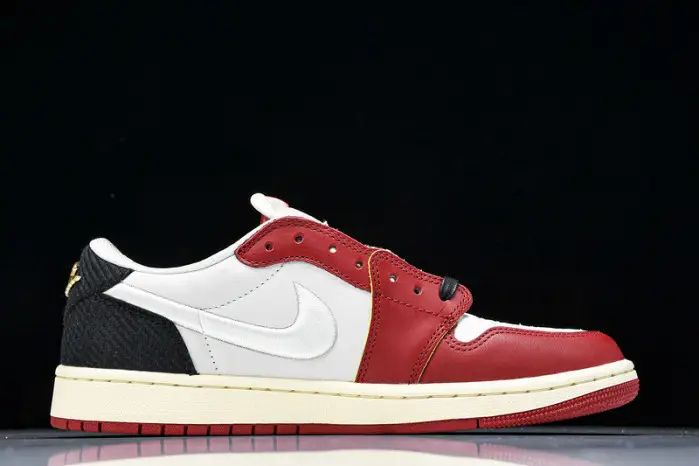 Trophy Room x Air Jordan 1 Low OG “Rookie Card: Home” 