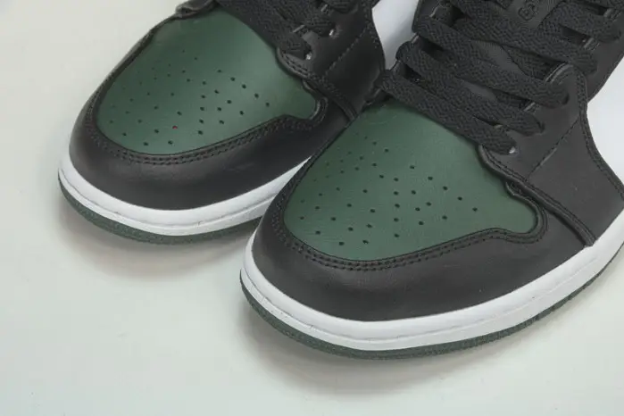 Q22 Air Jordan 1 Low “Green Toe” 