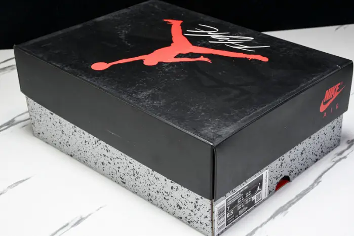 Air Jordan 4 “White Cement”  2025 