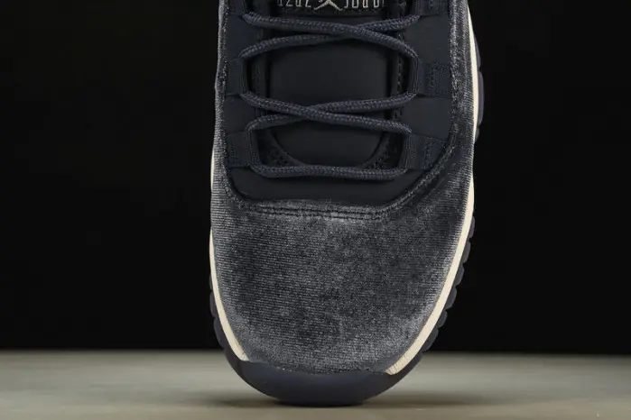 Air Jordan 11 Velvet “Midnight Navy” 