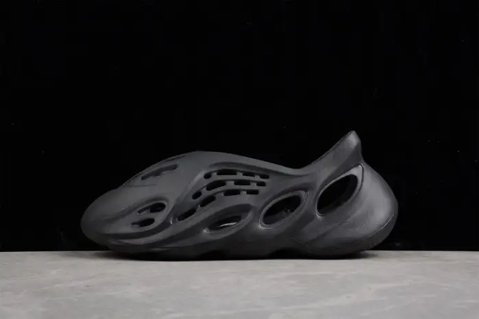 YEEZY FOAM RUNNER SLIDE BLACK 