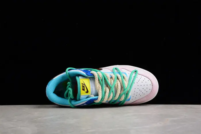 Nk Dunk Low SE "Free .99" 