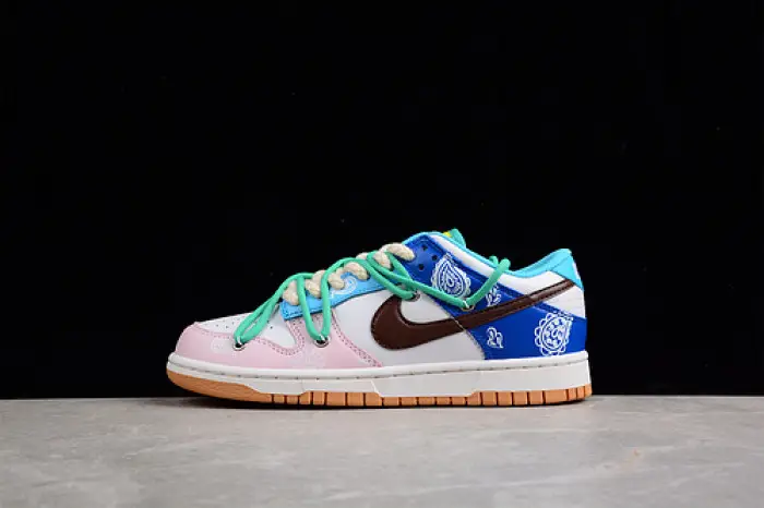 Nk Dunk Low SE "Free .99" 