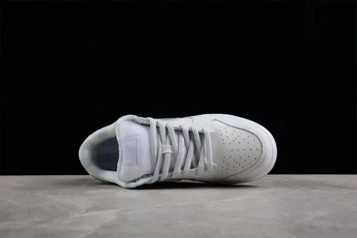 NIKE SB DUNK LOW “White Lobster” 