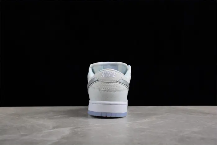 NIKE SB DUNK LOW “White Lobster” 
