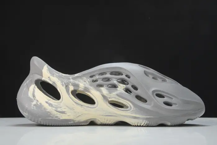 Yeezy Foam RNNR MX Cream Clay  GV 