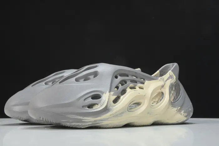 Yeezy Foam RNNR MX Cream Clay  GV 