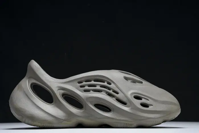 Yee**zy Foam RNNR Stone Sage 