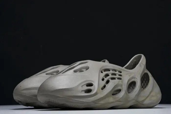 Yee**zy Foam RNNR Stone Sage 