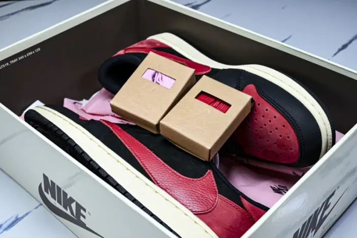 Travis Scott x Air Jordan 1 Low OG 