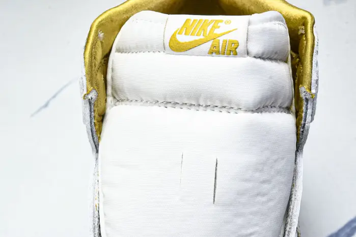 Air Jordan 1 High OG "Metallic Gold" 